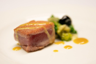 Ristorante-Mama_Tonno-rosso-del-Tirreno-scottato-con-senape-miele-e-primizie-di-stagione