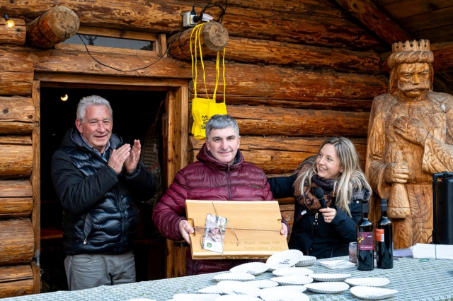 Flavio-Piazza-ritira-il-premio-con-il-Sindaco-di-Sutrio-Manlio-Mattia