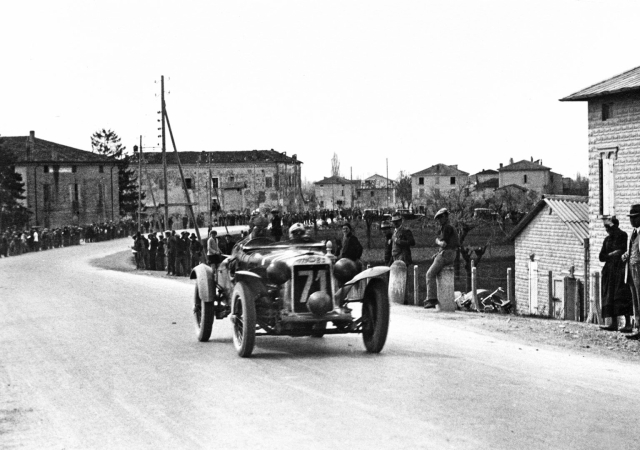 – Mille Miglia 1930 Minoia – Morandi su OM 665 passaggio da Padova