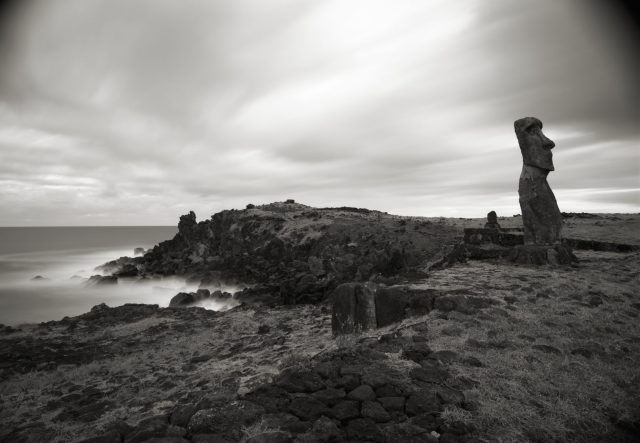 Kenro Izu_Moai #24, Easter Island, Chile_1989