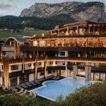 Vivere la magia del Burning Dolomites: autunno di benessere all’Hotel Granbaita Dolomites di Selva di Val Gardena