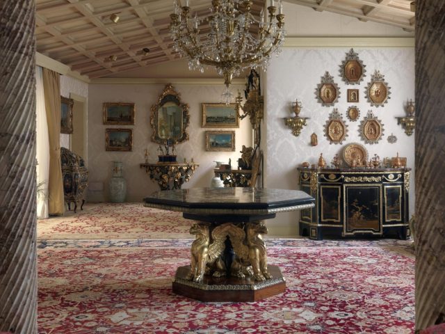 07 Casa Museo Zani_Salone dell’ottagono con tavolo_Ph. Massimo Listri