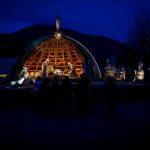 Fra i monti della Carnia, in Friuli Venezia Giulia – Sutrio, il borgo che diventa un presepe. Dal 6 dicembre al 6 gennaio appuntamento con “Borghi e Presepi”