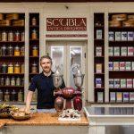 Scubla 1921 – Dispensa Friulana: torna nel centro di Cividale un negozio alimentare. Enrico Coser riapre la storica Drogheria con una visione contemporanea, nel rispetto della sua tradizione secolare